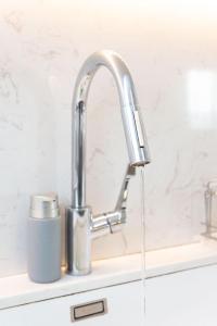 Φωτογραφία από το άλμπουμ του Zeus2 Beach Front Apartment, 3BR στην Αθήνα