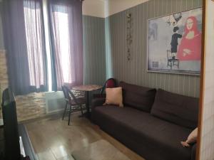 een woonkamer met een bank en een tafel bij studio idéal visite de Paris in Ivry-sur-Seine