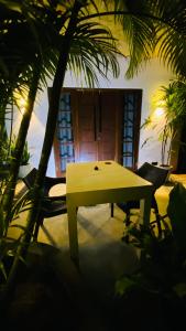 アハンガマにあるMellow Yellowの家の前のテーブルと椅子2脚
