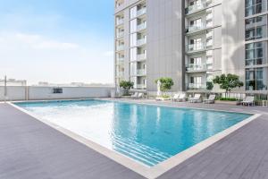 Bazén v ubytování STAY BY LATINEM Luxury 1BR Holiday Home CV A2811 near Burj Khalifa nebo v jeho okolí