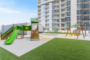 Herní místnost nebo prostor pro děti v ubytování STAY BY LATINEM Luxury 1BR Holiday Home CV A2811 near Burj Khalifa