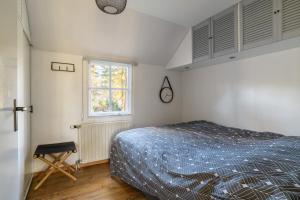 a bedroom with a bed and a window at Summio Vakantiepark Herperduin in Herpen