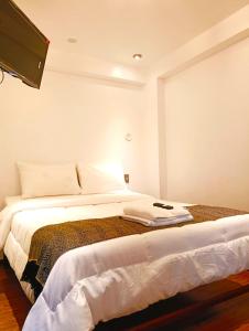 Tranquility Hotel客房内的一张或多张床位