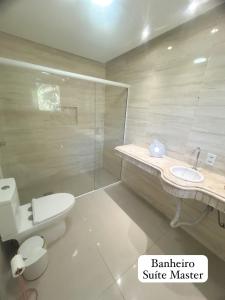 Un baño con un inodoro blanco y un lavabo. en Morada do Sol, en Florianópolis 22 fotos más