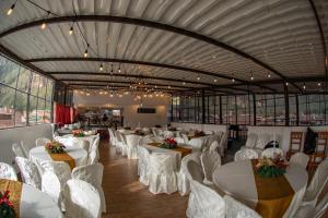 Tranquility Hotel餐厅或其他用餐的地方