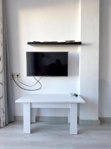 Televisyen dan/atau pusat hiburan di Apartamentos Capri-Playa