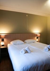 a bedroom with a large bed with two pillows at Buitengoed Fredeshiem in De Bult