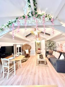 ein Wohnzimmer mit Sofa und Tisch in der Unterkunft Luxury & chic apartment with terraces 10min from Paris in Vitry-sur-Seine