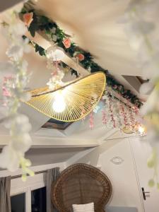 eine Decke mit einem großen Ventilator und Blumen in der Unterkunft Luxury & chic apartment with terraces 10min from Paris in Vitry-sur-Seine