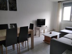 salon ze stołem i telewizorem w obiekcie Casa Pozo das Leiras (Derecha) w mieście Ares