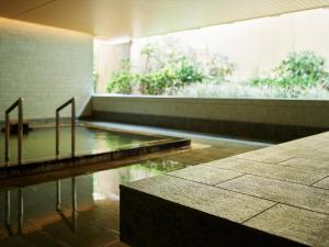 Bazén v ubytování Mitsui Garden Hotel Kashiwa-No-Ha - Chiba nebo v jeho okolí
