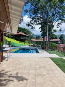 Bazén v ubytování Ecohotel Alflo Inn nebo v jeho okolí