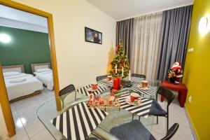 una sala de estar con un árbol de Navidad y una mesa y sillas en Budget Accommodation, en Bucarest