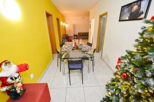 un comedor con un árbol de Navidad y una mesa en Budget Accommodation, en Bucarest