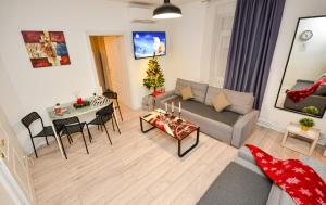 una sala de estar con un sofá y una mesa en Budget Accommodation, en Bucarest