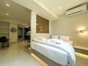 Ένα ή περισσότερα κρεβάτια σε δωμάτιο στο Brantouna Urban Vibes By ProLiving Hospitality