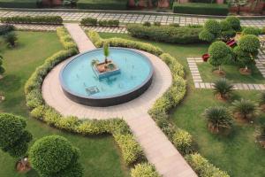 Bazén v ubytování The Vindhyasarthak Resort nebo v jeho okolí