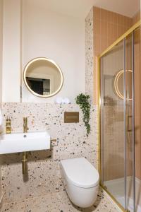 Un baño con inodoro, lavabo y ducha. en FiveM West Hampstead - North, en Londres 83 fotos más