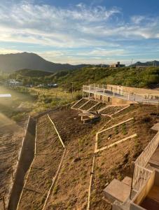 ein Gebäude auf einem Hügel neben einem Fluss in der Unterkunft La Victoria in San Luis