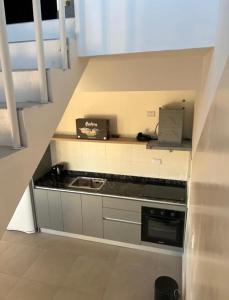 eine kleine Küche mit Spüle und Herd in der Unterkunft La Victoria in San Luis + 2 Fotos