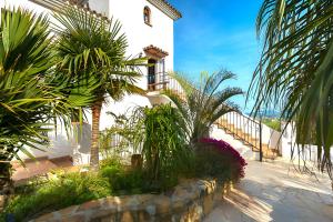 A garden outside Castle Tower apartment in rural holiday park 'Picasso'