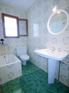 ハベアにあるHoliday Home Ximoのバスルーム(洗面台、トイレ、鏡付)