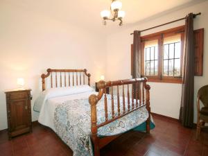 ハベアにあるHoliday Home Ximoのベッドルーム1室(木製ベッド1台、窓付)