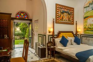 Postel nebo postele na pokoji v ubytování Hotel Narain Niwas Palace