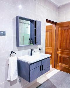 Et badeværelse på 3 Bedroom Apartment North Legon