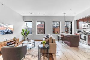 una cucina e un soggiorno con divano e sedie di 20 MIN to Manhattan! 2BR Luxurious Comfy & Spotless a Newark