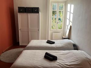 Ένα ή περισσότερα κρεβάτια σε δωμάτιο στο Magnifique maison Le Barroux