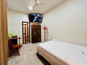 Postel nebo postele na pokoji v ubytování Habitación Céntrica en Iquitos - Casa Alemi 10