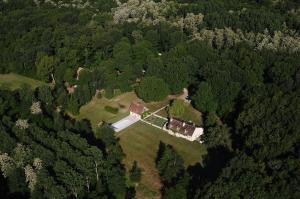 an aerial view of a house in the middle of a forest at Chambre d'hôtes Domaine de la Pépinière in Chouzy-sur-Cisse
