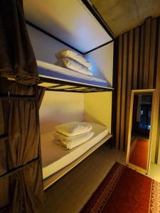 Rúm í herbergi á Karvi Hostel & Suites