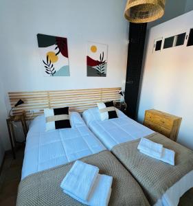 two beds sitting next to each other in a bedroom at Casa Rural Aracena Bliss in Aracena