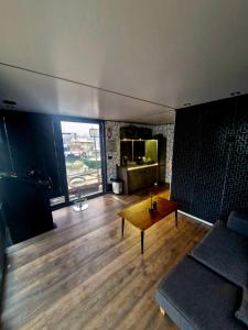 Kuchyň nebo kuchyňský kout v ubytování Bright Room Houseboat