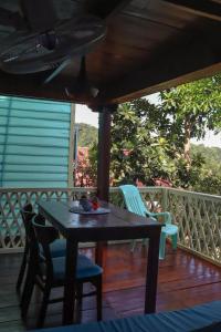 ロン島にあるTotò Pizza Bungalows and Sea View Restaurantのテーブルと椅子2脚付きのポーチ
