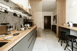 una cucina con lavandino e bancone con sgabelli di B&B LUMAS a Roma