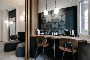 una cucina con bancone e due sgabelli di B&B LUMAS a Roma