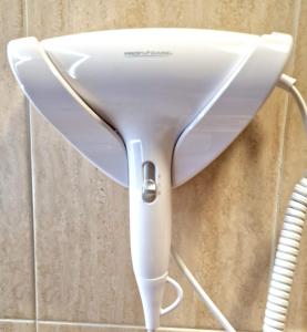 a white hair dryer hanging on a wall at SNOW PARADISE GORBEA junto al Telecabina parking GRATIS in Sierra Nevada