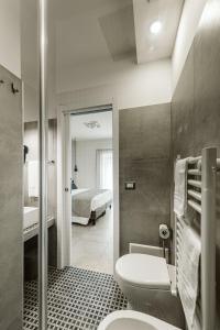 un bagno con servizi igienici e una camera da letto di B&B LUMAS a Roma