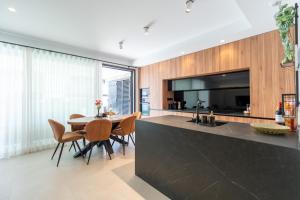 eine Küche und ein Esszimmer mit Tisch und Stühlen in der Unterkunft Almendro Villa 2V12 with heated pool at Santa Rosalia Resort in Torre-Pacheco