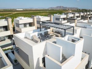 eine Luftansicht eines weißen Apartmentgebäudes in der Unterkunft Almendro Villa 2V12 with heated pool at Santa Rosalia Resort in Torre-Pacheco