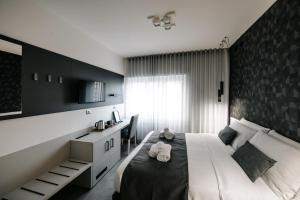 una camera da letto con un grande letto con una parete nera di B&B LUMAS a Roma