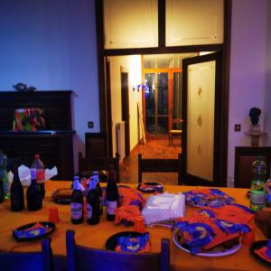 un tavolo con bottiglie e tovaglioli sopra di KIT amorovieto a Castel Viscardo