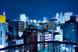une vue sur les toits d'une ville la nuit dans l'établissement Zen apartment in central Tokyo, à Tokyo