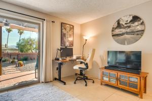 TV a/nebo společenská místnost v ubytování Pet-Friendly 55 and Green Valley Home with Golf Gear!