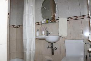 Bilik mandi di Dea Aureum Apartment Limassol