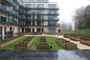 un giardino di fronte a un edificio di Résidence Montana Le Mans a Le Mans