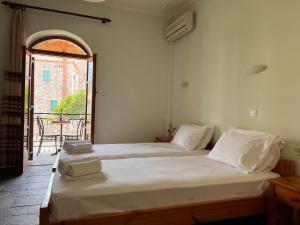 Letto o letti in una camera di KASTRO AGGELIKI